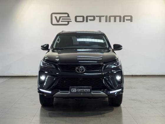 TOYOTA HILUX SW4 2.8 D-4D TURBO DIESEL SRX PLATINUM 4X4 AUTOMÁTICO TOYOTA HILUX SW4 2.8 D-4D TURBO DIESEL SRX PLATINUM 4X4 AUTOMÁTICO